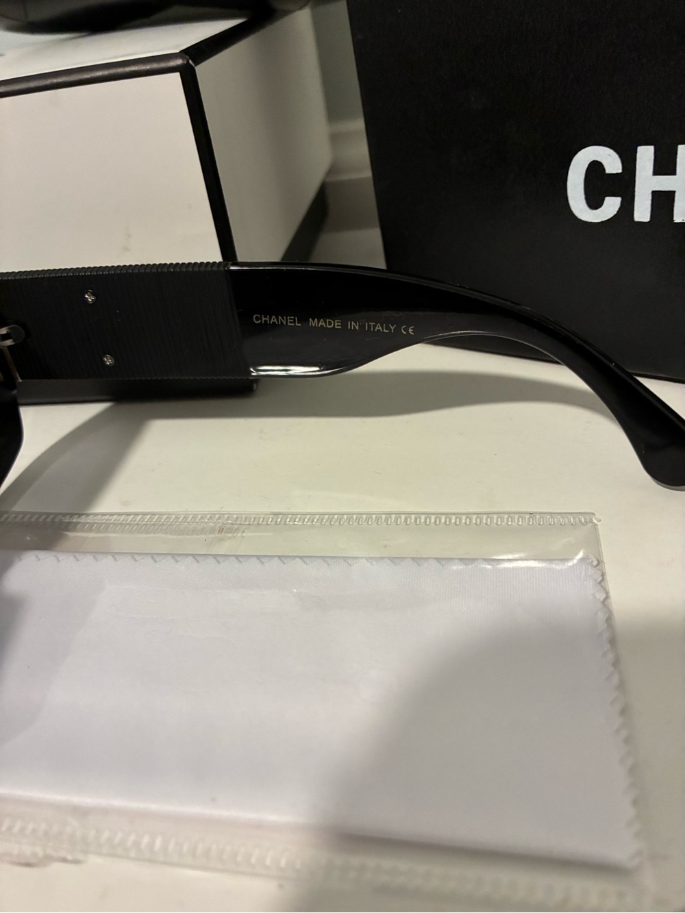 Chanel square sunglasses with Gold accents - Picture 7 of 8